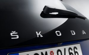 Skoda SCALA: neuer Name für neues Kompaktmodell. Neben der hochmodernen technischen Ausstattung, die sonst nur in höheren Fahrzeugklassen zu finden ist, zeichnet sich der SKODA SCALA auch durch die weiterentwickelte Formensprache von SKODA aus, zu erkennen an der Aufschrift SKODA auf der Hecktür, die mit dem SKODA SCALA nun erstmalig auch auf europäischen SKODA Serienmodellen zu finden ist © Skoda 