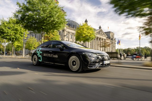 Mit einem Vorausfahrer kann DRIVE PILOT auf der rechten Spur die Fahraufgabe auf deutschen Autobahnen bis zu 95 km/h übernehmen.