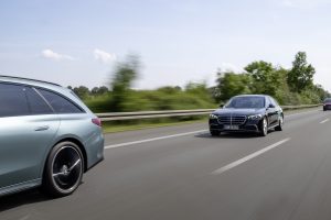 Mit einem Vorausfahrer kann DRIVE PILOT auf der rechten Spur die Fahraufgabe auf deutschen Autobahnen bis zu 95 km/h übernehmen.