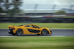 Lando Norris bestreitet den Silverstone Circuit in einem lebensgroßen LEGO Technic McLaren P1