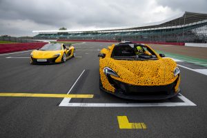 Lando Norris bestreitet den Silverstone Circuit in einem lebensgroßen LEGO Technic McLaren P1