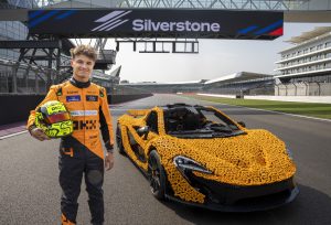 Lando Norris bestreitet den Silverstone Circuit in einem lebensgroßen LEGO Technic McLaren P1